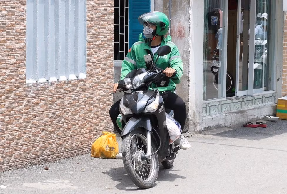 Số lượng đơn hàng tăng lên nên các shipper cũng hoạt động tất bật hơn Số lượng đơn hàng tăng lên nên các shipper cũng hoạt động tất bật hơn