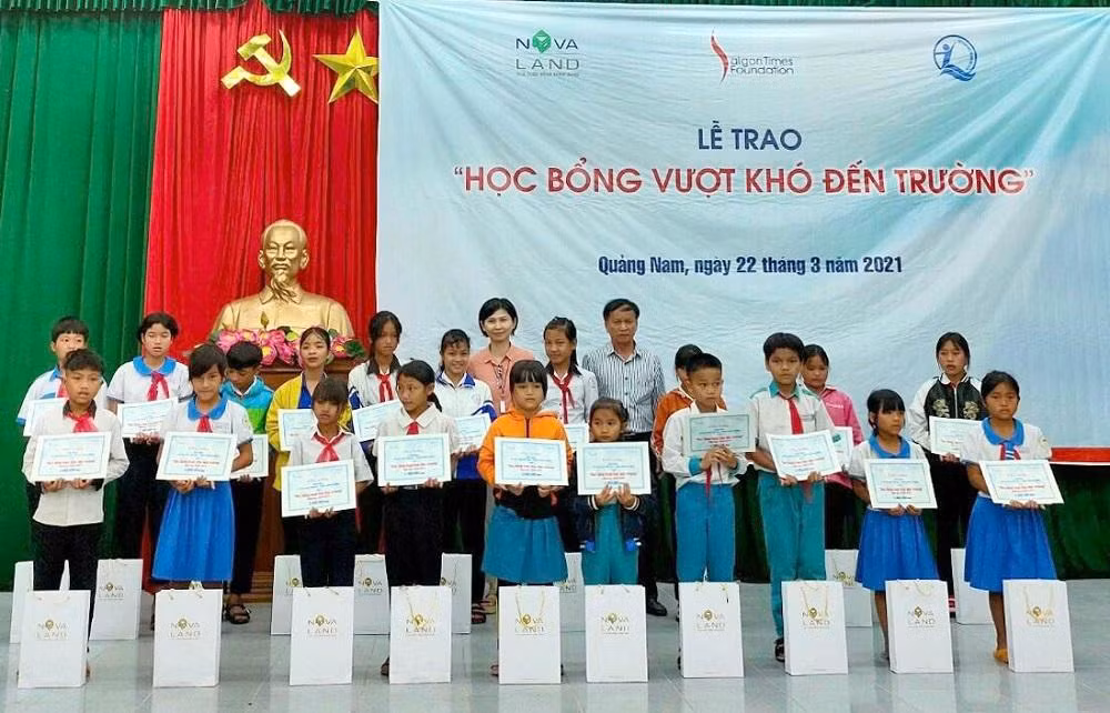 Tập đoàn Novaland thông qua Quỹ bảo trợ trẻ em Việt Nam và Quỹ STF - Phạm Phú Thứ trao tặng 95 phần học bổng cho học sinh tại huyện Nam Trà My Tập đoàn Novaland thông qua Quỹ bảo trợ trẻ em Việt Nam và Quỹ STF - Phạm Phú Thứ trao tặng 95 phần học bổng cho học sinh tại huyện Nam Trà My