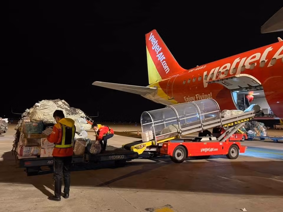 Hàng hóa được vận chuyển lên tàu bay Vietjet Hàng hóa được vận chuyển lên tàu bay Vietjet