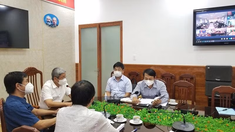 Bộ Y tế tập huấn trực tuyến cho 20 tỉnh/ thành phố phía Nam phòng chống dịch COVID-19 xâm nhập khu công nghiệp. (Ảnh: moh.gov.vn) Bộ Y tế tập huấn trực tuyến cho 20 tỉnh/ thành phố phía Nam phòng chống dịch COVID-19 xâm nhập khu công nghiệp. (Ảnh: moh.gov.vn)