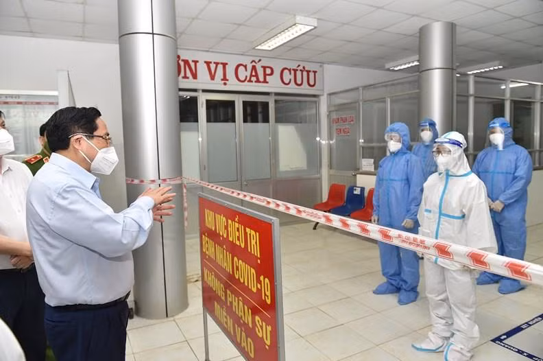 Thủ tướng Phạm Minh Chính động viên các thầy thuốc trên tuyến đầu chống dịch tại Long An, ngày 10/7. Ảnh VGP