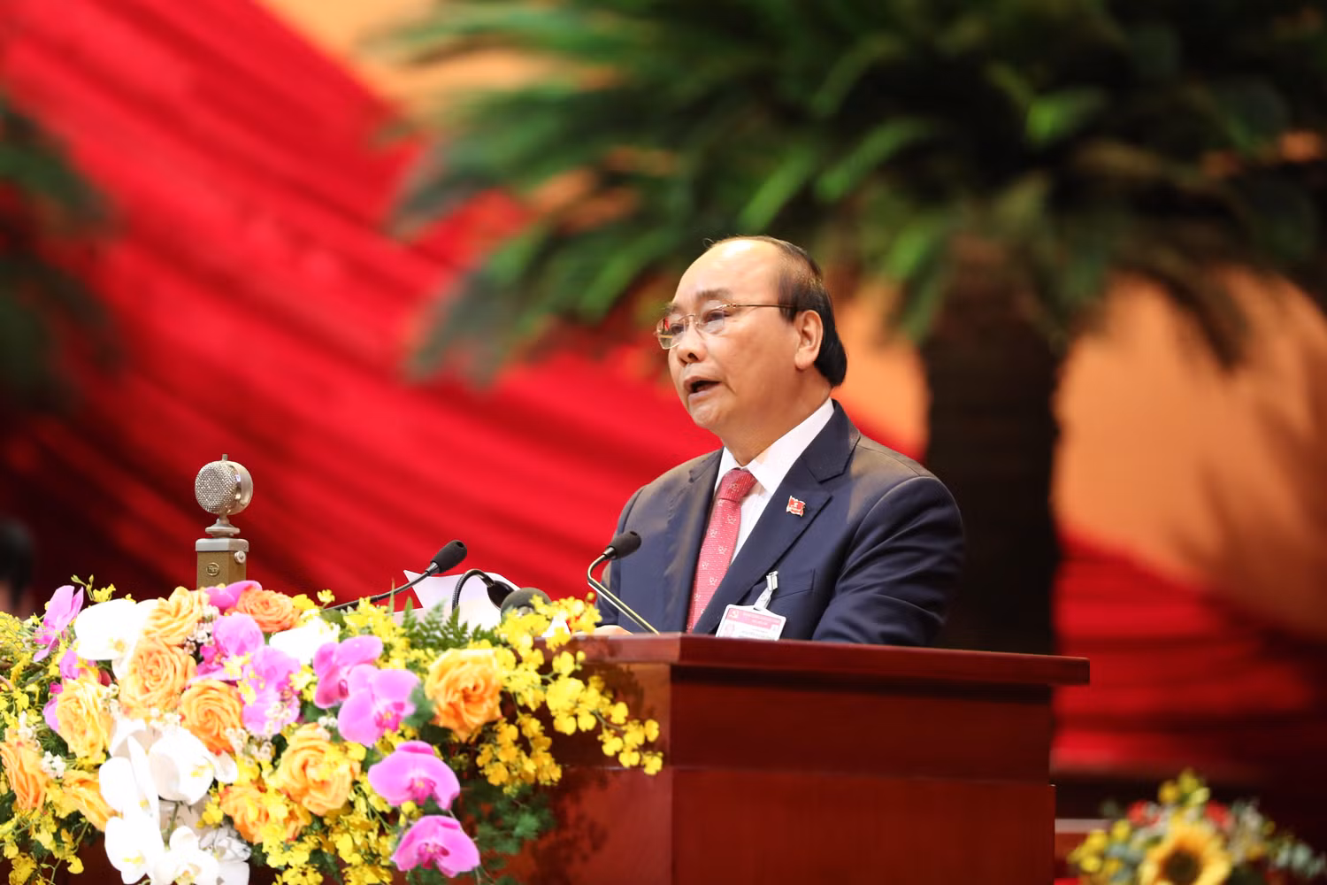 Ủy viên Bộ Chính trị, Thủ tướng Chính phủ Nguyễn Xuân Phúc thay mặt Đoàn Chủ tịch khai mạc Đại hội đại biểu toàn quốc lần thứ XIII của Đảng. Ảnh: VGP/Nhật Bắc