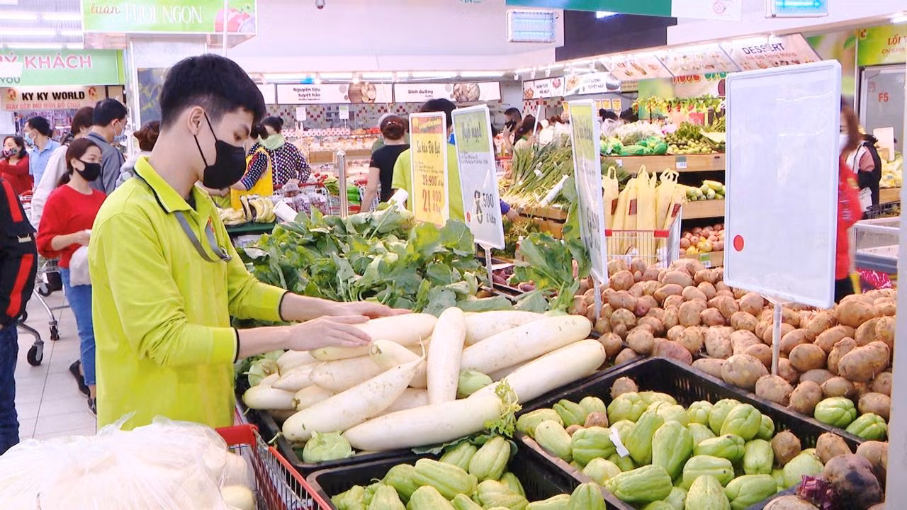 Cần đảm bảo quy định về an toàn thực phẩm khi mua sắm tại chợ, siêu thị trong mùa dịch COVID-19. (Ảnh: Quangninh.gov.vn) Cần đảm bảo quy định về an toàn thực phẩm khi mua sắm tại chợ, siêu thị trong mùa dịch COVID-19. (Ảnh: Quangninh.gov.vn)