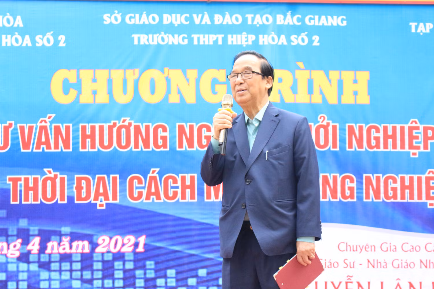 Giáo sư Nguyễn Lân Dũng chỉ ra sự cạnh tranh khốc liệt của thị trường lao động trong tương lai