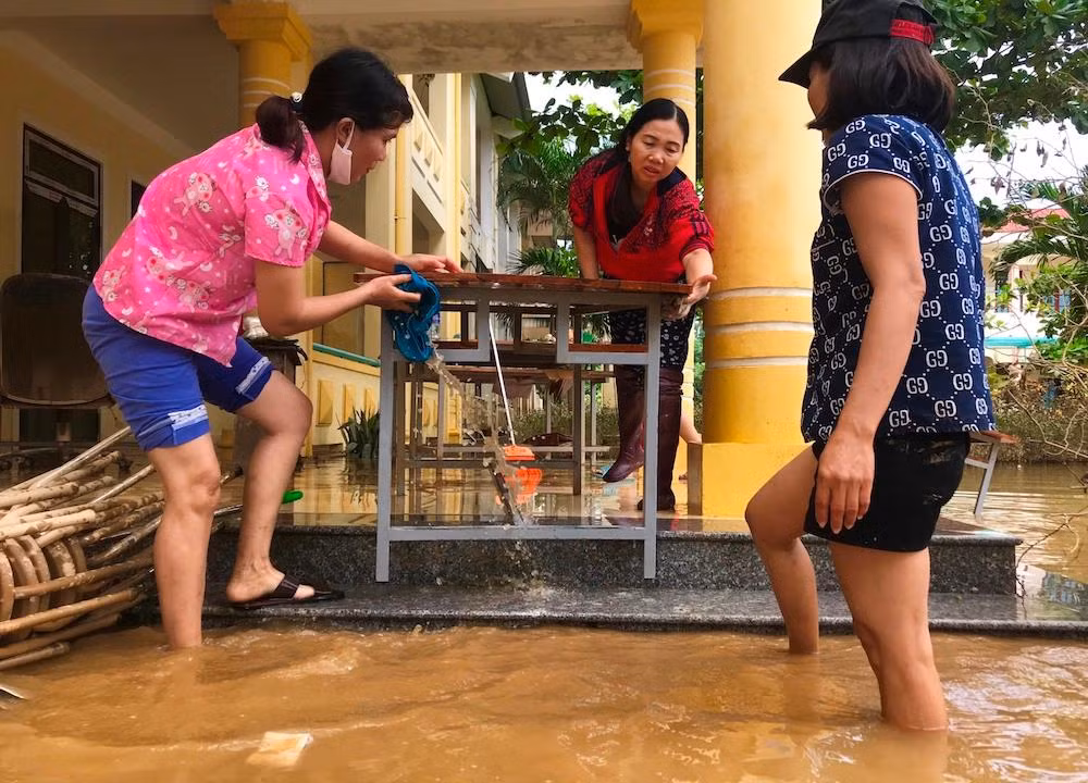 Nước chưa kịp rút, các cô lại bắt tay dọn dẹp nhà trường để đón học sinh. Ảnh tư liệu: AN Nước chưa kịp rút, các cô lại bắt tay dọn dẹp nhà trường để đón học sinh. Ảnh tư liệu: AN
