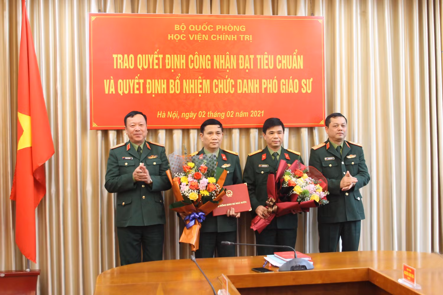 Trung tướng, Phó giáo sư, Tiến sĩ Nguyễn Văn Bạo, Giám đốc Học viện Chính trị và Thiếu tướng Phạm Tiến Dũng, Bí thư Đảng ủy, Chính ủy Học viện trao quyết định công nhận đạt tiêu chuẩn và Quyết định bổ nhiệm chức danh Phó Giáo sư cho các nhà giáo đạt tiêu chuẩn Phó Giáo sư năm 2020 của Học viện. (Ảnh do tác giả cung cấp) Trung tướng, Phó giáo sư, Tiến sĩ Nguyễn Văn Bạo, Giám đốc Học viện Chính trị và Thiếu tướng Phạm Tiến Dũng, Bí thư Đảng ủy, Chính ủy Học viện trao quyết định công nhận đạt tiêu chuẩn và Quyết định bổ nhiệm chức danh Phó Giáo sư cho các nhà giáo đạt tiêu chuẩn Phó Giáo sư năm 2020 của Học viện. (Ảnh do tác giả cung cấp)