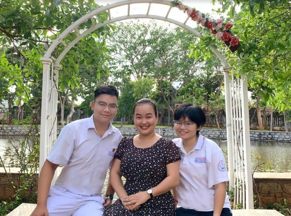 Phạm Ngọc Anh (bìa phải), Trần Tuấn Minh cùng cùng cô giáo Lê Thị Hồng Nhung trong dự án “Cá nhân hóa thiết bị định vị đồ dùng bằng âm thanh cho học sinh khiếm thị” được nhận giải thưởng “Tri thức trẻ vì Giáo dục năm 2020” do Bộ Giáo dục và Đào tạo tặng.