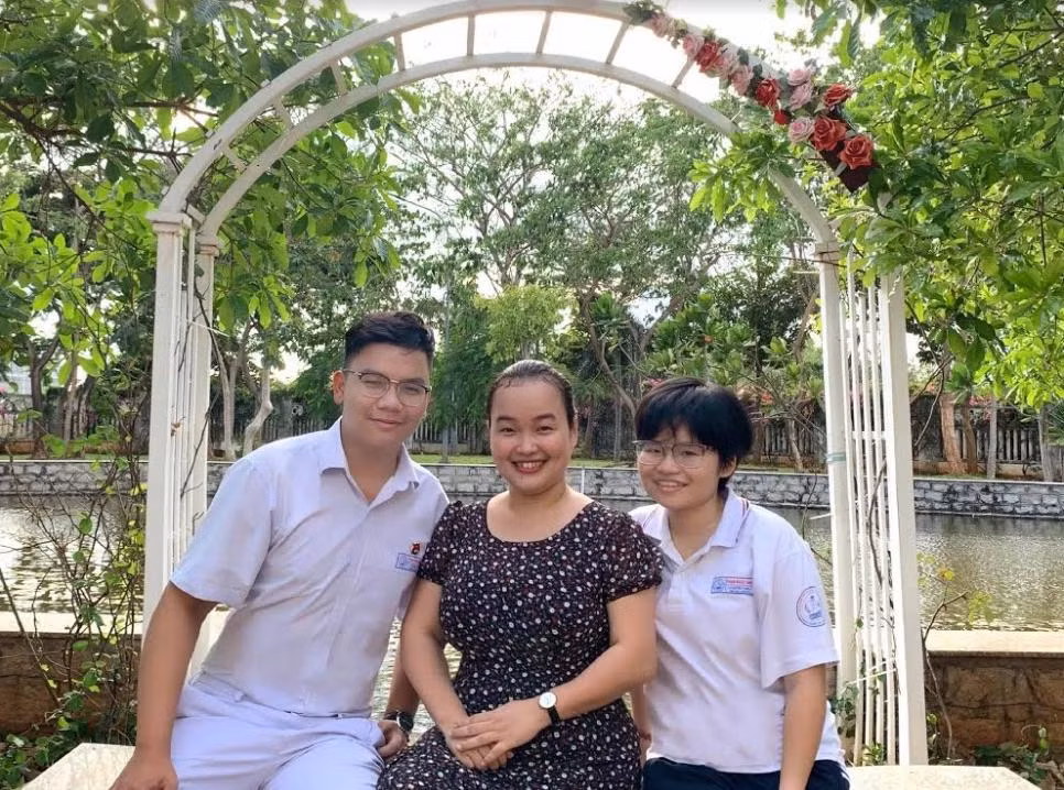 Phạm Ngọc Anh (bìa phải), Trần Tuấn Minh cùng cùng cô giáo Lê Thị Hồng Nhung trong dự án “Cá nhân hóa thiết bị định vị đồ dùng bằng âm thanh cho học sinh khiếm thị” được nhận giải thưởng “Tri thức trẻ vì Giáo dục năm 2020” do Bộ Giáo dục và Đào tạo tặng.