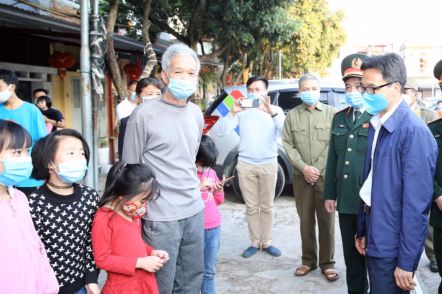 Phó Thủ tướng Vũ Đức Đam trò chuyện, động viên bà con khu dân cư Nhà máy Z153. Ảnh: VGP/Đình Nam Phó Thủ tướng Vũ Đức Đam trò chuyện, động viên bà con khu dân cư Nhà máy Z153. Ảnh: VGP/Đình Nam