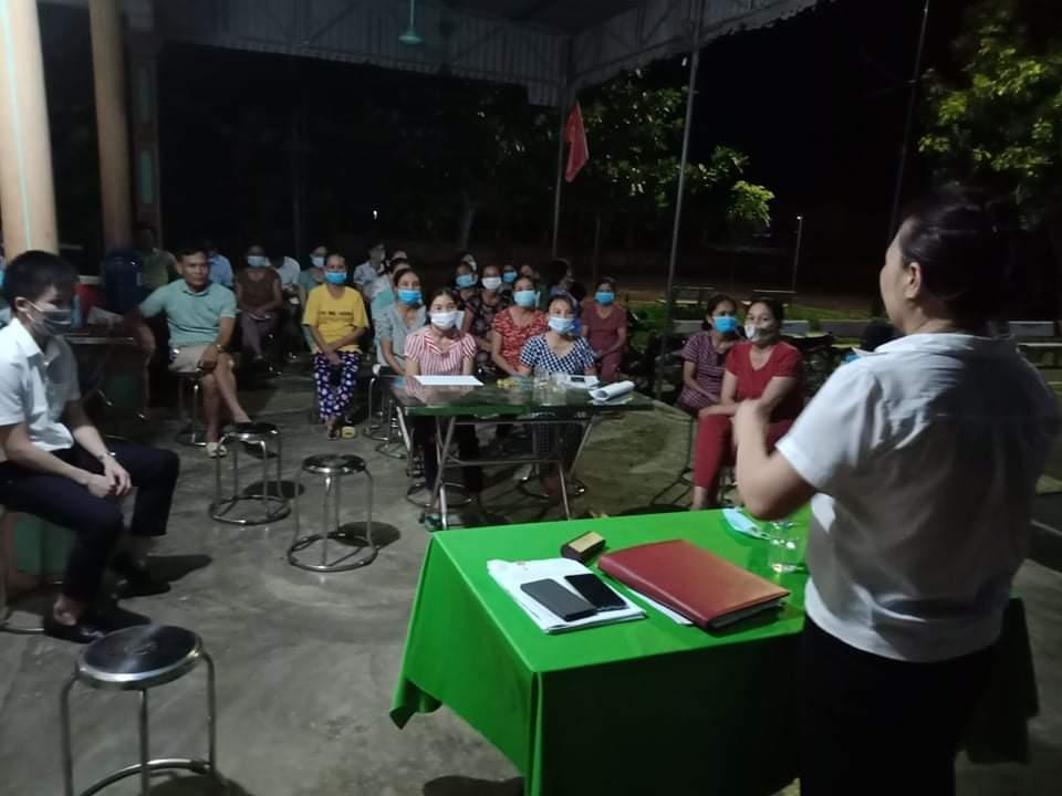 Cán bộ bảo hiểm xã hội huyện Yên Thành tuyên truyền chính sách bảo hiểm xã hội, bảo hiểm y tế cho bà con. (Nguồn: Bảo hiểm xã hội huyện Yên Thành).