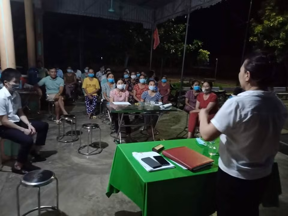 Cán bộ bảo hiểm xã hội huyện Yên Thành tuyên truyền chính sách bảo hiểm xã hội, bảo hiểm y tế cho bà con. (Nguồn: Bảo hiểm xã hội huyện Yên Thành). Cán bộ bảo hiểm xã hội huyện Yên Thành tuyên truyền chính sách bảo hiểm xã hội, bảo hiểm y tế cho bà con. (Nguồn: Bảo hiểm xã hội huyện Yên Thành).