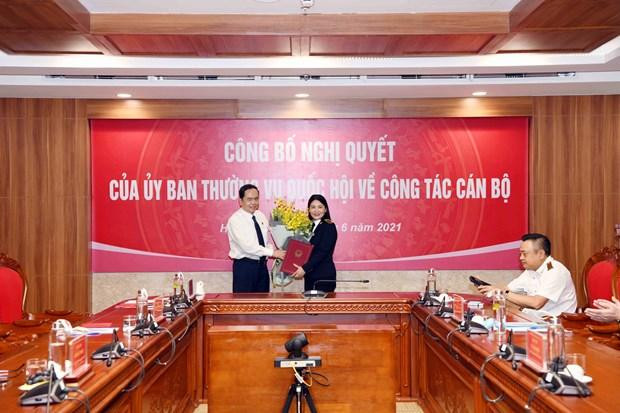Phó Chủ tịch Thường trực Quốc hội Trần Thanh Mẫn trao Nghị quyết bổ nhiệm Phó Tổng Kiểm toán Nhà nước cho bà Hà Thị Mỹ Dung. (Nguồn: baokiemtoannhanuoc.vn)