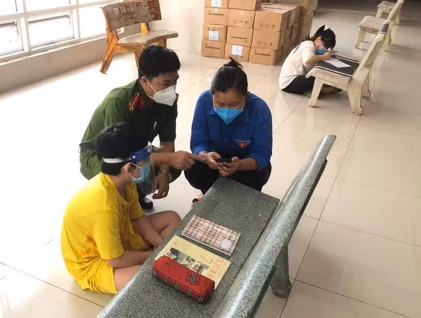 Nữ sinh lớp 11 nhận nhiệm vụ hỗ trợ trẻ học trực tuyến. (Ảnh: Nhân vật cung cấp)