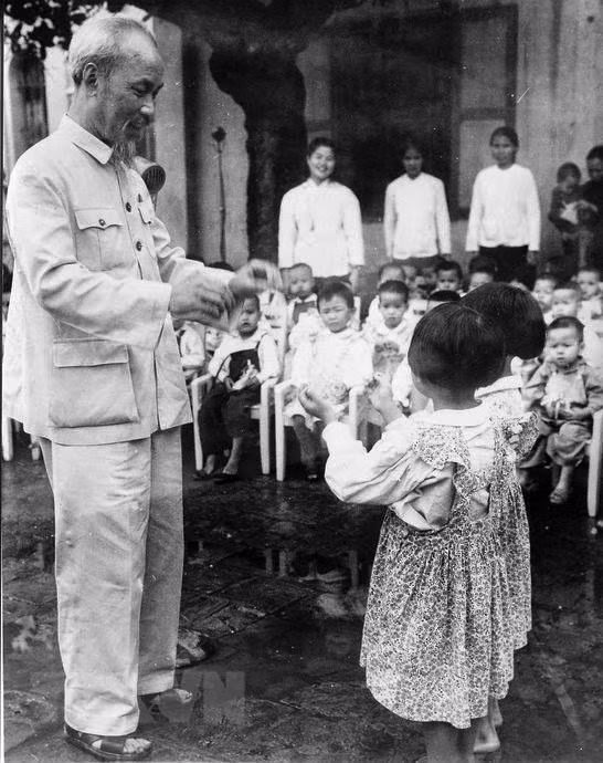 Bác Hồ thăm trại Nhi đồng miền Nam tại Hải Phòng, ngày 30/5/1957. (Ảnh: Tư liệu TTXVN) Bác Hồ thăm trại Nhi đồng miền Nam tại Hải Phòng, ngày 30/5/1957. (Ảnh: Tư liệu TTXVN)