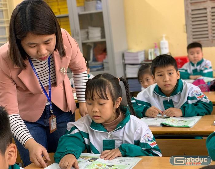 Sắp tới, một giáo viên có thể “cõng” 3 chứng chỉ chức danh nghề nghiệp. (Ảnh minh họa: Thùy Linh) Sắp tới, một giáo viên có thể “cõng” 3 chứng chỉ chức danh nghề nghiệp. (Ảnh minh họa: Thùy Linh)