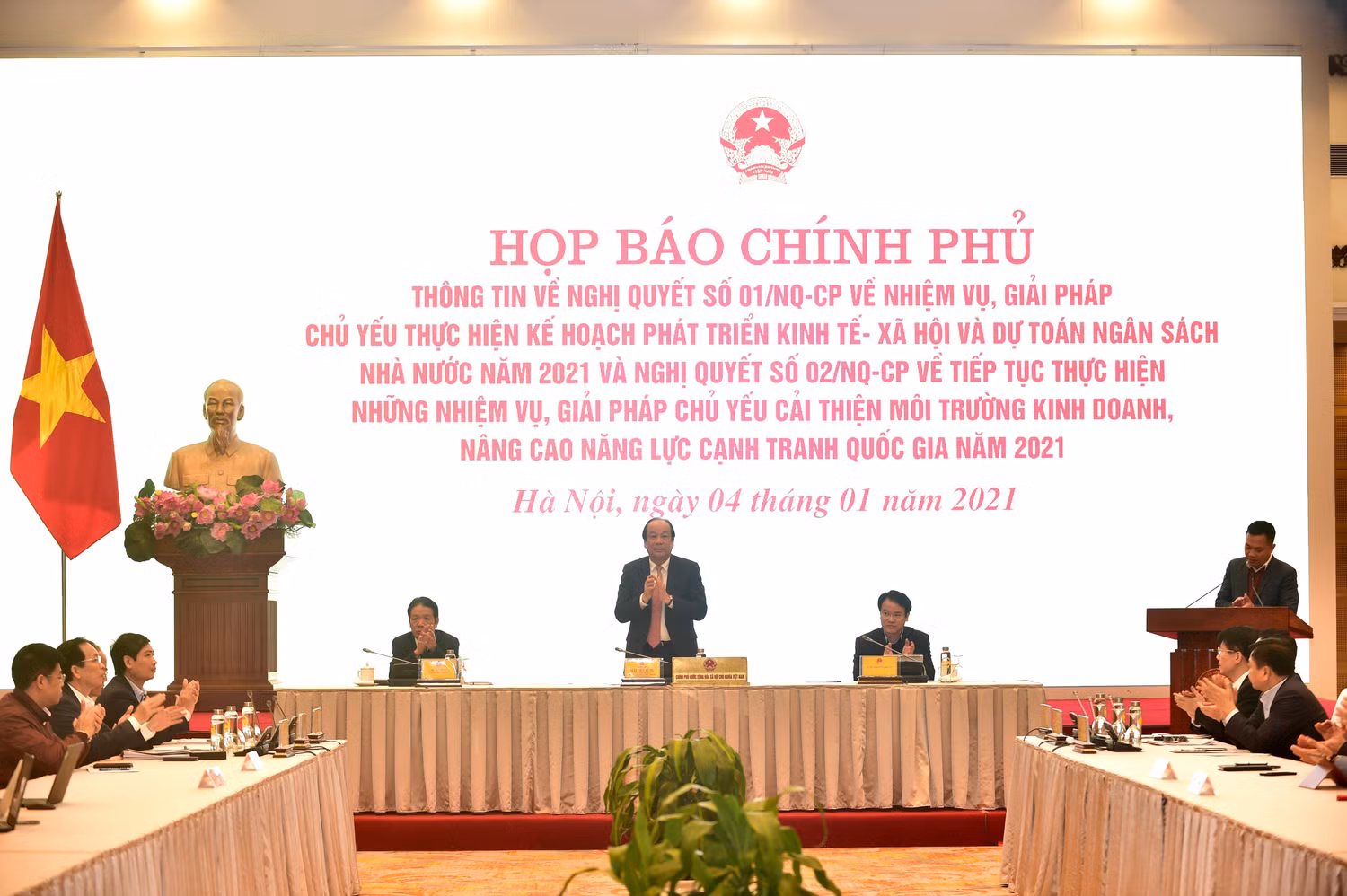 Bộ trưởng, Chủ nhiệm Văn phòng Chính phủ Mai Tiến Dũng chủ trì họp báo. Ảnh: VGP/Nhật Bắc