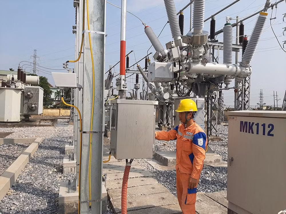 Công nhân Công ty Điện lực Hà Nam kiểm tra kỹ thuật tại TBA 110 kV Thạch Tổ, xã Thanh Hà (Thanh Liêm) phục vụ đảm bảo điện cho các trạm bơm phục vụ bơm nước đổ ải vụ Đông Xuân 2020-2021.