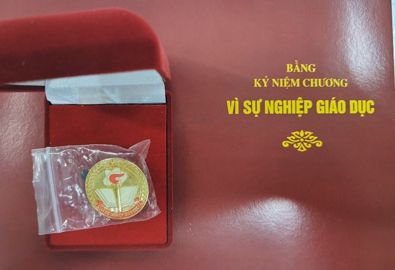 Kỷ niệm chương "Vì sự nghiệp giáo dục". (Ảnh minh hoạ: http://thcstienphong.edu.vn)