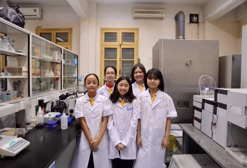 Đội dự thi ITEX 2020 trường Trung học cơ sở Nguyễn Trường Tộ: (từ trái sang phải) Hàng trước: Trần Khánh Linh (Lớp 7A10), Ngô Minh Hạnh (Lớp 7A10), Hoàng Gia Linh (Lớp 6A0-1). Hàng sau: Nguyễn Phương Mai (Lớp 7A10), Trần Quỳnh Trang (Lớp 6A0-2). Ảnh: Trường Trung học cơ sở Nguyễn Trường Tộ (Đống Đa, Hà Nội) Đội dự thi ITEX 2020 trường Trung học cơ sở Nguyễn Trường Tộ: (từ trái sang phải) Hàng trước: Trần Khánh Linh (Lớp 7A10), Ngô Minh Hạnh (Lớp 7A10), Hoàng Gia Linh (Lớp 6A0-1). Hàng sau: Nguyễn Phương Mai (Lớp 7A10), Trần Quỳnh Trang (Lớp 6A0-2). Ảnh: Trường Trung học cơ sở Nguyễn Trường Tộ (Đống Đa, Hà Nội)