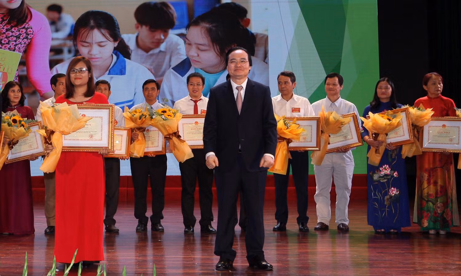 Cô Hà Ánh Phượng Nhận bằng khen của Bộ Giáo dục và Đào tạo. (Ảnh: Nhân vật cung cấp) Cô Hà Ánh Phượng Nhận bằng khen của Bộ Giáo dục và Đào tạo. (Ảnh: Nhân vật cung cấp)