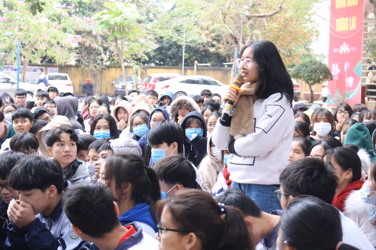 Học sinh hỏi giáo sư Nguyễn Lân Dũng: Làm gì để trở thành người tự do (ảnh: Trung Dũng) Học sinh hỏi giáo sư Nguyễn Lân Dũng: Làm gì để trở thành người tự do (ảnh: Trung Dũng)