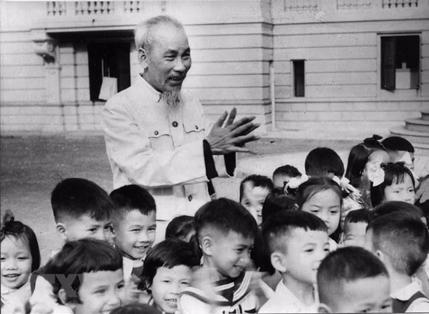 Các cháu thiếu nhi mừng sinh nhật Bác 70 tuổi, năm 1960, tại Phủ Chủ tịch. (Ảnh: Tư liệu TTXVN) Các cháu thiếu nhi mừng sinh nhật Bác 70 tuổi, năm 1960, tại Phủ Chủ tịch. (Ảnh: Tư liệu TTXVN)