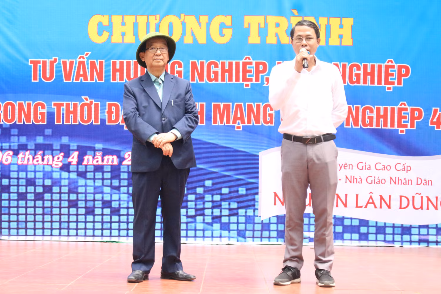 Thầy Nguyễn Quang Vinh, Phó Hiệu trưởng Trường Trung học phổ thông Hiệp Hoà số 2 cảm ơn Giáo sư Nguyễn Lân Dũng và Tạp chí điện tử Giáo dục Việt Nam vì buổi hội thảo ý nghĩa. Ảnh: Trung Dũng.