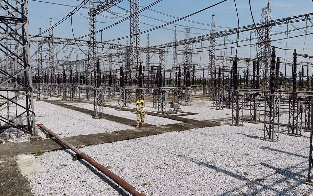 Công nhân vận hành TBA 500kV Thường Tín kiểm tra tình trạng vận hành thiết bị trong đợt nắng nóng đầu tháng 6/2021. Công nhân vận hành TBA 500kV Thường Tín kiểm tra tình trạng vận hành thiết bị trong đợt nắng nóng đầu tháng 6/2021.