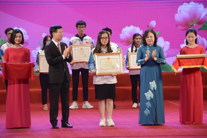 Đỗ Thị Thanh Trúc vinh dự được nhận giải nhì cuộc thi "Tuổi trẻ học tập và làm theo tư tưởng, đạo đức, phong cách Hồ Chí Minh" năm 2020 do Bộ Giáo dục và Đào tạo, Ban Tuyên giáo Trung Ương Đoàn Thanh niên Cộng sản Hồ Chí Minh và các cơ quan hữu quan phối hợp tổ chức. (Ảnh: Nhân vật cung cấp) Đỗ Thị Thanh Trúc vinh dự được nhận giải nhì cuộc thi "Tuổi trẻ học tập và làm theo tư tưởng, đạo đức, phong cách Hồ Chí Minh" năm 2020 do Bộ Giáo dục và Đào tạo, Ban Tuyên giáo Trung Ương Đoàn Thanh niên Cộng sản Hồ Chí Minh và các cơ quan hữu quan phối hợp tổ chức. (Ảnh: Nhân vật cung cấp)