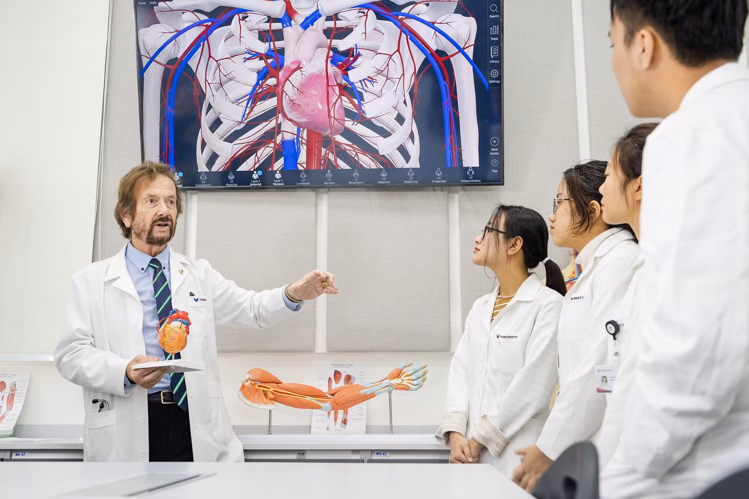 Sinh viên VinUni được thực hành liên tục tại Trung tâm mô phỏng VinUni – nơi được thiết kế và xây dựng như một bệnh viện với hơn 30 phòng đào tạo đa dạng, hiện đại theo chuẩn quốc tế Sinh viên VinUni được thực hành liên tục tại Trung tâm mô phỏng VinUni – nơi được thiết kế và xây dựng như một bệnh viện với hơn 30 phòng đào tạo đa dạng, hiện đại theo chuẩn quốc tế