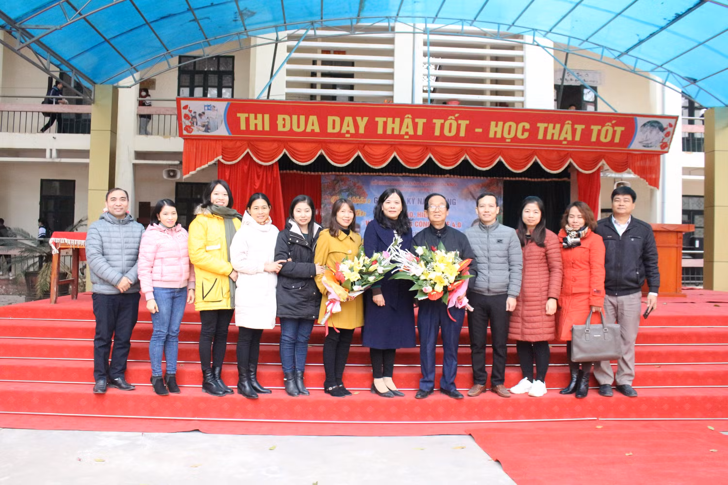 Ban Giám hiệu Trường Trung học phổ thông Yên Thế chụp ảnh lưu niệm cùng Giáo sư Nguyễn Lân Dũng (ảnh: Trung Dũng) Ban Giám hiệu Trường Trung học phổ thông Yên Thế chụp ảnh lưu niệm cùng Giáo sư Nguyễn Lân Dũng (ảnh: Trung Dũng)