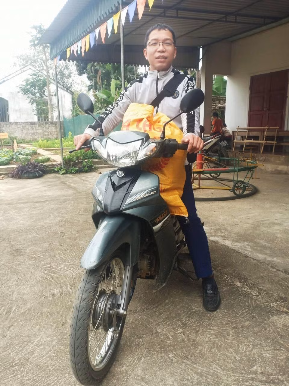 Mỗi ngày thầy Khánh đi xe máy gần 15 cây số đường rừng để đến nơi dạy học. Ảnh: Nhân vật cung cấp. Mỗi ngày thầy Khánh đi xe máy gần 15 cây số đường rừng để đến nơi dạy học. Ảnh: Nhân vật cung cấp.