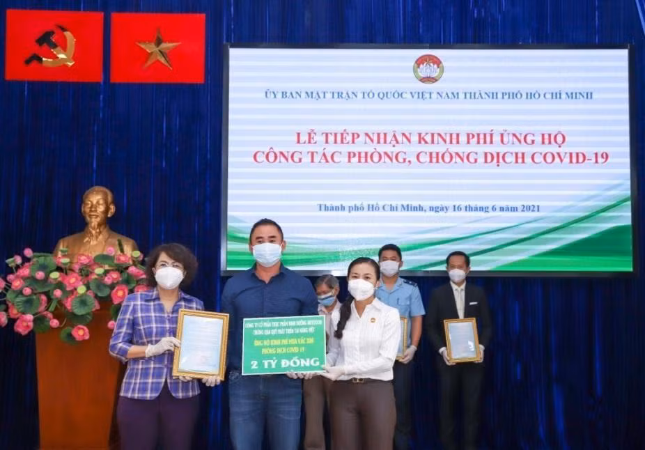 Đại diện Quỹ Phát triển Tài năng Việt của Ông Bầu trao tặng 2 tỷ đồng cho Quỹ Vaccine Phòng chống Covid-19 thông qua Ủy ban Mặt trận Tổ Quốc Việt Nam Thành phố Hồ Chí Minh