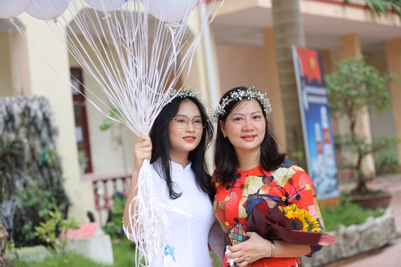 Cô Phương (bên phải) cho rằng, muốn học sinh thay đổi tư duy về môn Toán giáo viên cần đặt hết tâm huyết vào trong đó. (Ảnh: NVCC)