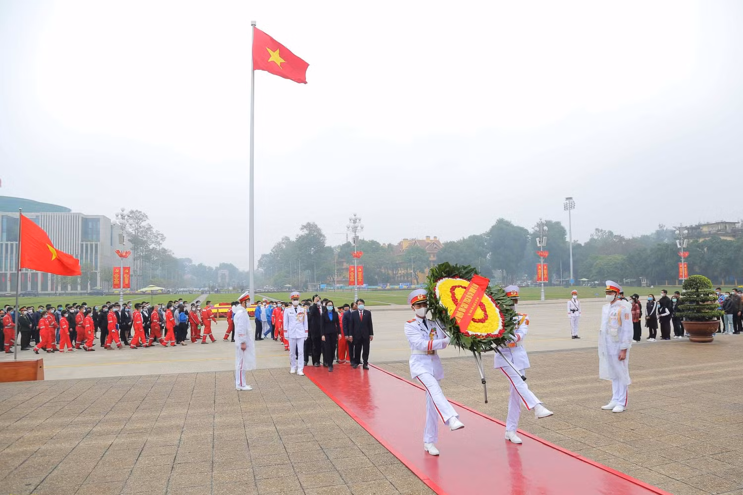 Đoàn dâng hoa và vào Lăng viếng Chủ tịch Hồ Chí Minh Đoàn dâng hoa và vào Lăng viếng Chủ tịch Hồ Chí Minh