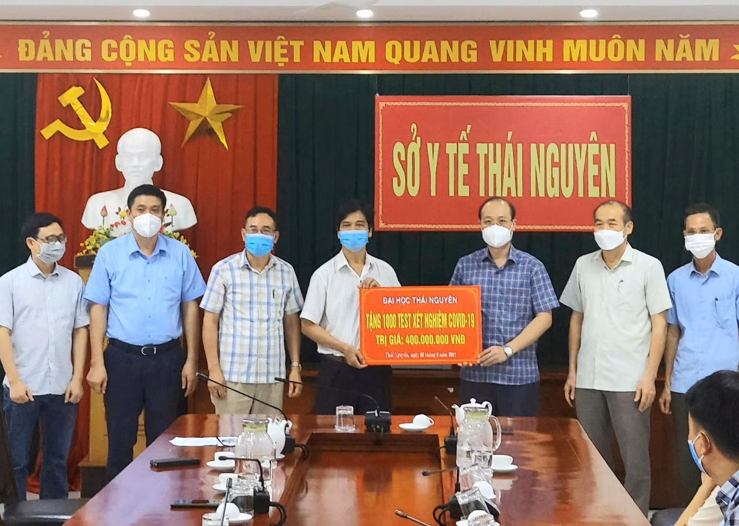 Chiều 2/6, Đại học Thái Nguyên đã tổ chức tặng 1.000 test xét nghiệm COVID-19 cho tỉnh Thái Nguyên phục vụ công tác phòng, chống dịch COVID-19.