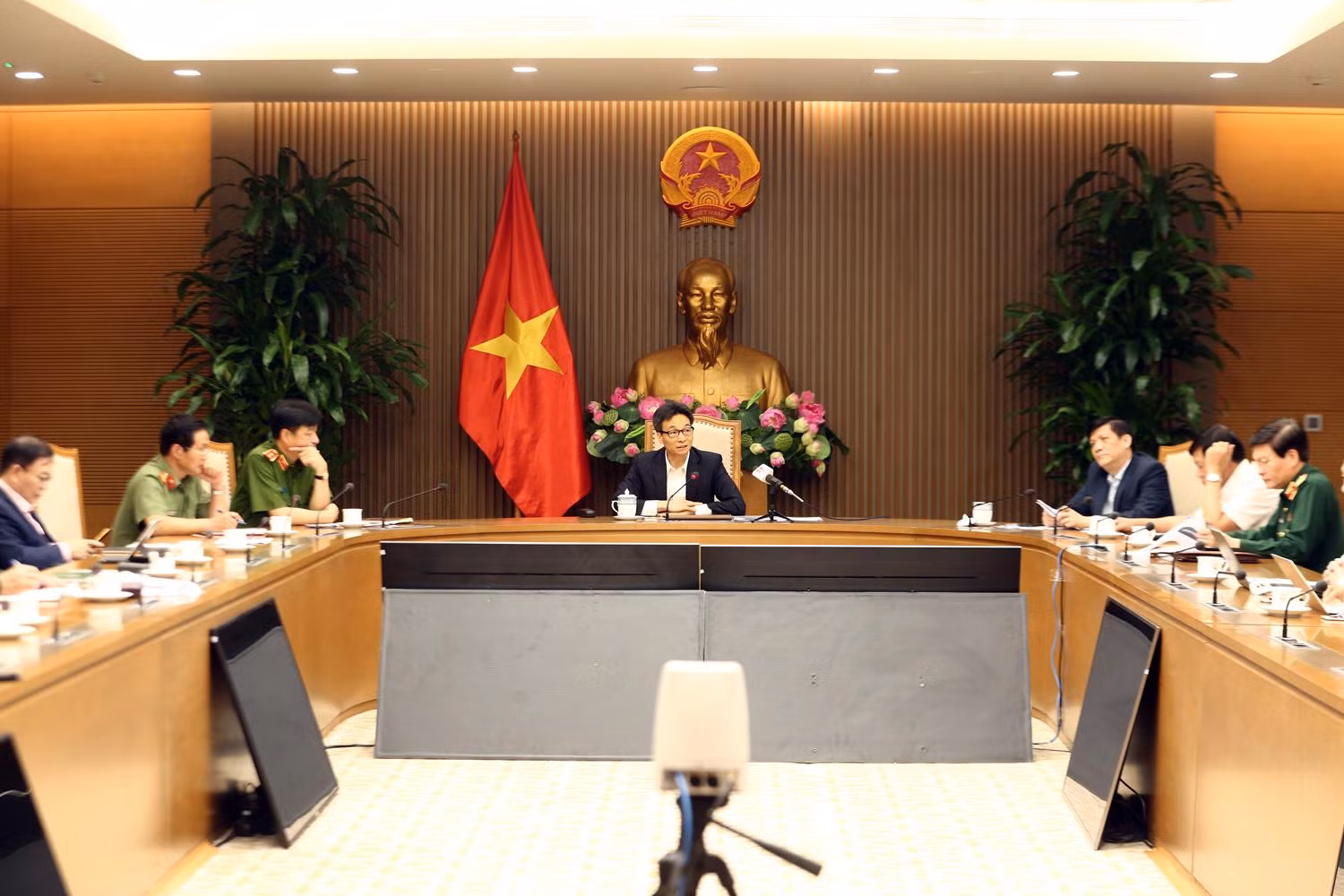 Thường trực Ban Chỉ đạo nghe báo cáo và thảo luận về công tác chuẩn bị giải pháp kỹ thuật, chính sách hướng dẫn thực hiện “visa vaccine”. Ảnh: VGP/Đình Nam Thường trực Ban Chỉ đạo nghe báo cáo và thảo luận về công tác chuẩn bị giải pháp kỹ thuật, chính sách hướng dẫn thực hiện “visa vaccine”. Ảnh: VGP/Đình Nam