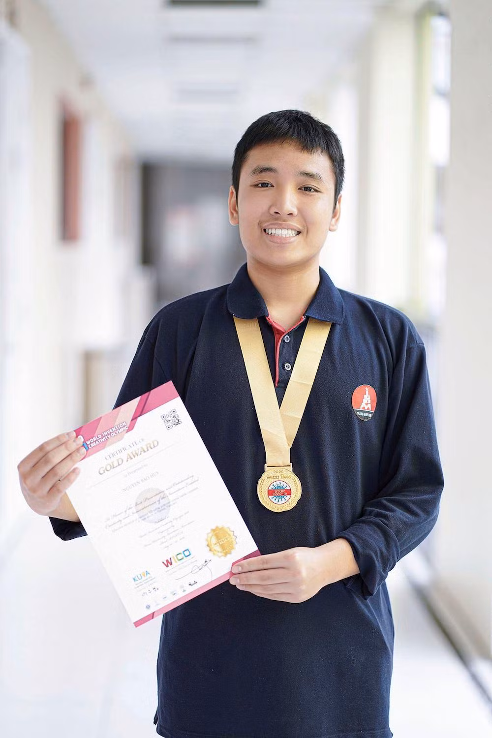 Em Nguyễn Bảo Huy lớp 12M2, Trường Marie Curie Hà Nội đã xuất sắc đạt giải Vàng cuộc thi phát minh khoa học thế giới. (Ảnh: Trường Marie Curie Hà Nội)
