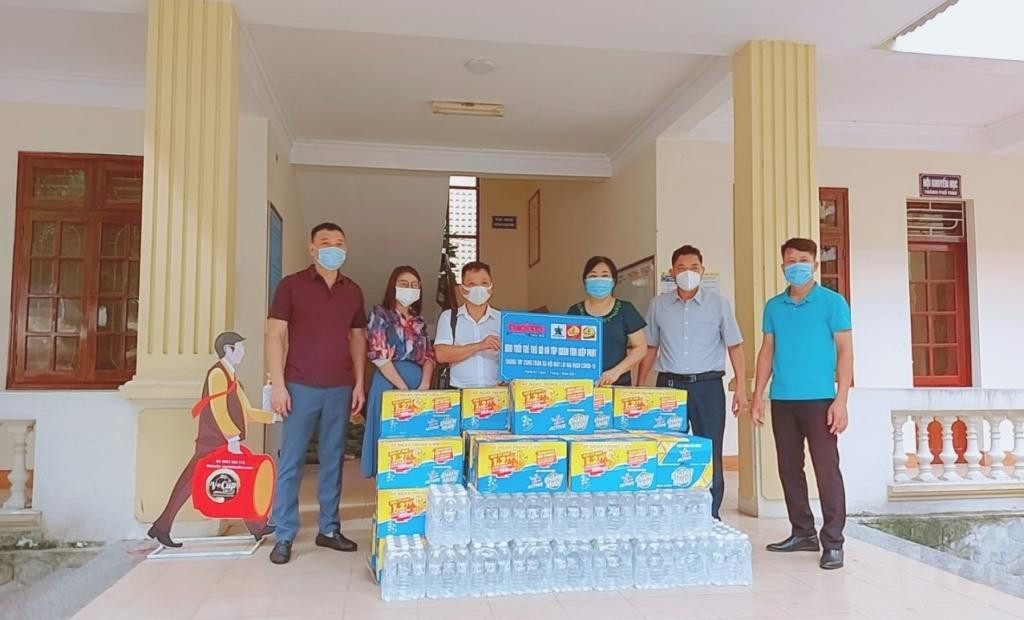Bà Nguyễn Ánh Tuyết - Chủ tịch Ủy ban Mặt trận Tổ quốc Thành phố Vinh nhận quà từ đại diện báo Tuổi trẻ Thủ đô và Tập đoàn Tân Hiệp Phát trao tặng.