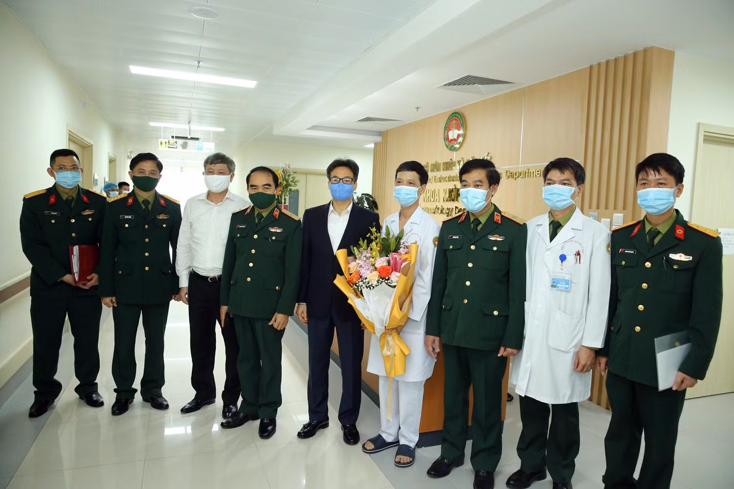 Phó Thủ tướng Vũ Đức Đam tặng hoa và chúc mừng tập thể cán bộ, thầy thuốc Bệnh viện Quân y 103 nhân Ngày Thầy thuốc Việt Nam 27/2. Ảnh: VGP/Đình Nam
