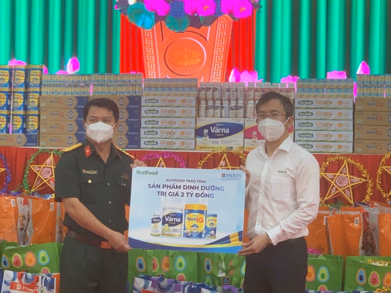 Nutifood trao tặng 6.500 sản phẩm dinh dưỡng trị giá 2 tỷ đồng cho các em nhỏ và bệnh nhân đang điều trị tại hơn 40 bệnh viện dã chiến, khu cách ly