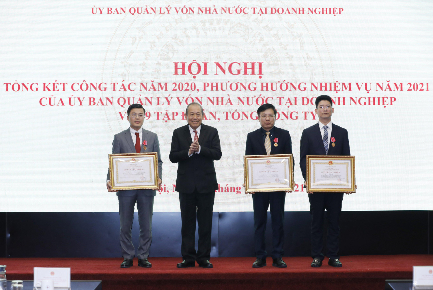 Phó Thủ tướng Thường trực Chính phủ Trương Hòa Bình trao Huân chương Lao động hạng Ba của Chủ tịch nước và Bằng khen của Thủ tướng Chính phủ cho các cá nhân có thành tích xuất sắc. (Ảnh: VGP/Lê Sơn) Phó Thủ tướng Thường trực Chính phủ Trương Hòa Bình trao Huân chương Lao động hạng Ba của Chủ tịch nước và Bằng khen của Thủ tướng Chính phủ cho các cá nhân có thành tích xuất sắc. (Ảnh: VGP/Lê Sơn)