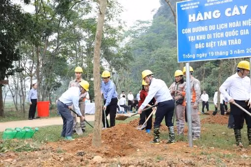 Ông Dương Quang Thành cùng lãnh đạo tỉnh Tuyên Quang tham gia trồng cây Ông Dương Quang Thành cùng lãnh đạo tỉnh Tuyên Quang tham gia trồng cây