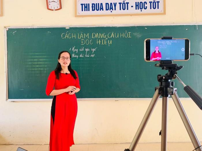 Giáo viên dạy trực tuyến rất vất vả. (Ảnh minh hoạ: Baonghean.vn) Giáo viên dạy trực tuyến rất vất vả. (Ảnh minh hoạ: Baonghean.vn)
