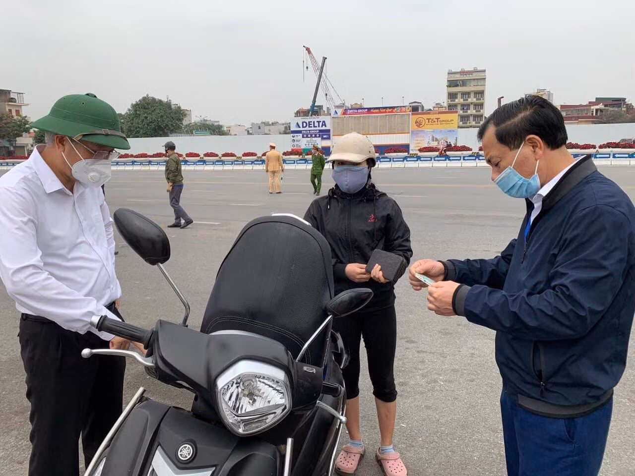Chị N (một tiểu thương) chia sẻ: "Tôi đang đi chợ mua đồ ăn thì bị dừng lại kiểm tra, vì không mang theo giấy tờ nên đành gọi người nhà mang tới và cố gắng giải thích để không bị xử phạt”. Ảnh: Đình Hùng Chị N (một tiểu thương) chia sẻ: "Tôi đang đi chợ mua đồ ăn thì bị dừng lại kiểm tra, vì không mang theo giấy tờ nên đành gọi người nhà mang tới và cố gắng giải thích để không bị xử phạt”. Ảnh: Đình Hùng