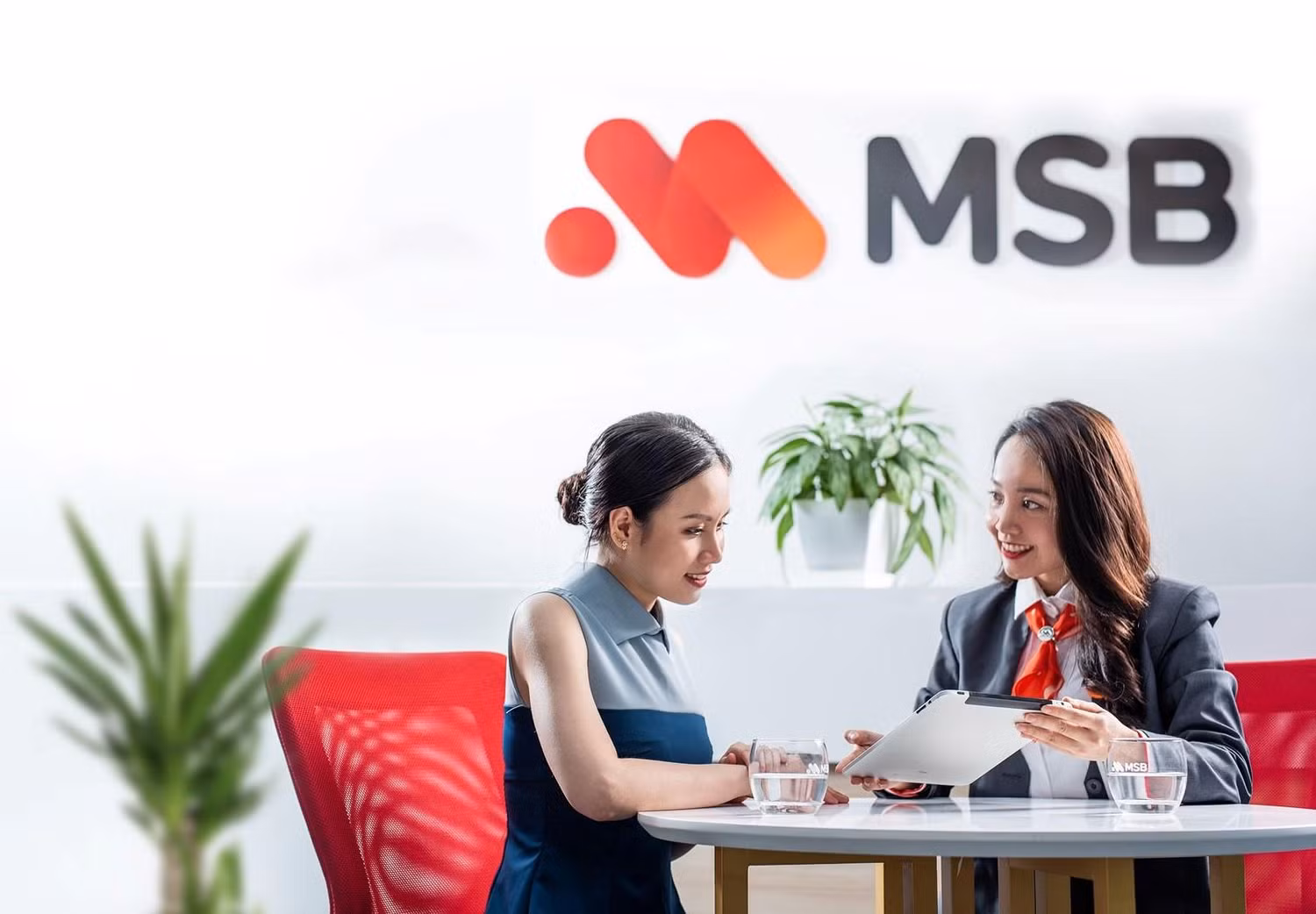 Nhân viên MSB tư vấn cho khách hàng các gói bảo hiểm. Nhân viên MSB tư vấn cho khách hàng các gói bảo hiểm.