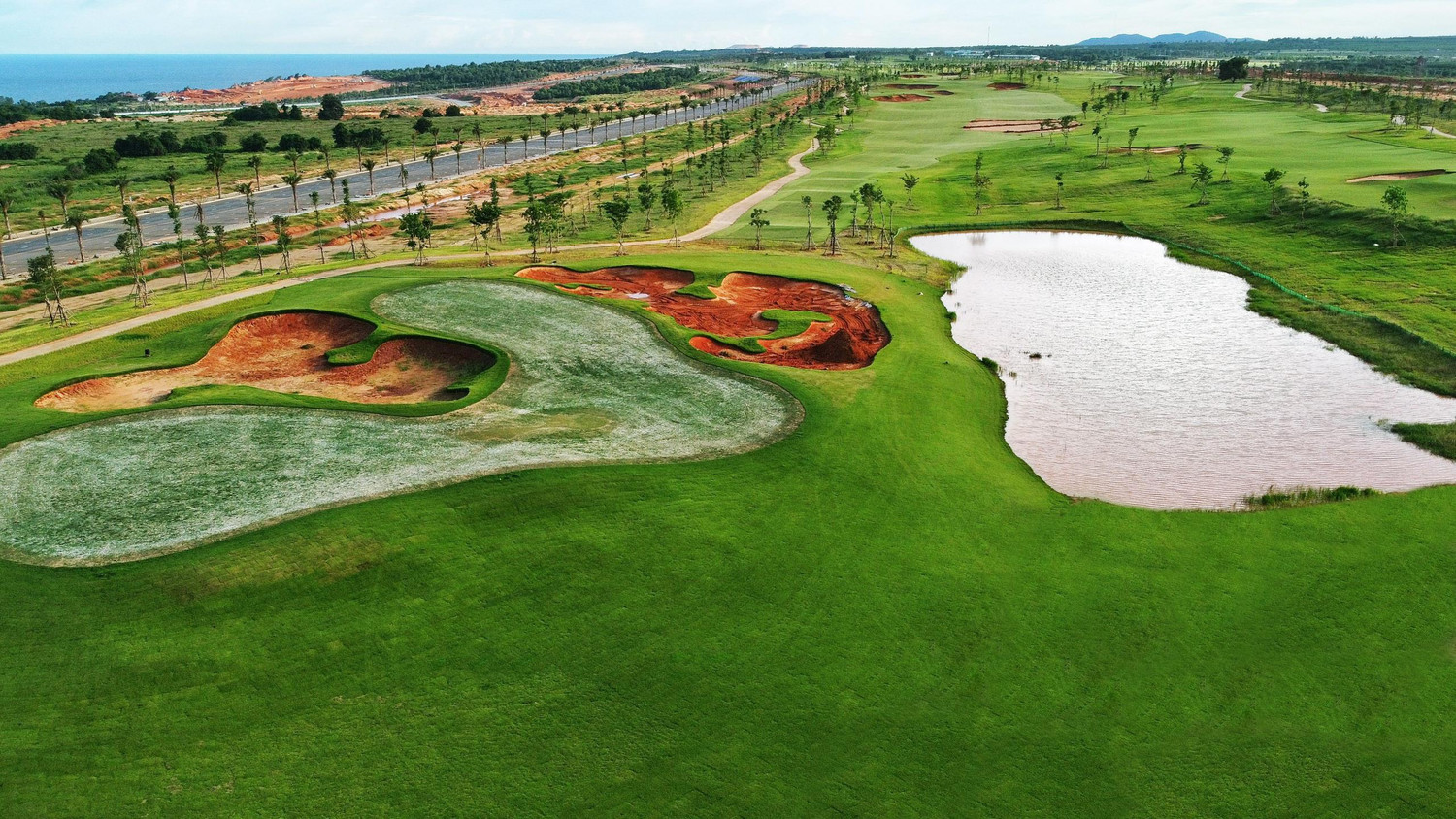 Sân PGA Garden đã hoàn thiện các hạng mục xây dựng cơ bản, và dự kiến sẽ khai trương trong quý IV năm nay. (Ảnh thực tế dự án) Sân PGA Garden đã hoàn thiện các hạng mục xây dựng cơ bản, và dự kiến sẽ khai trương trong quý IV năm nay. (Ảnh thực tế dự án)