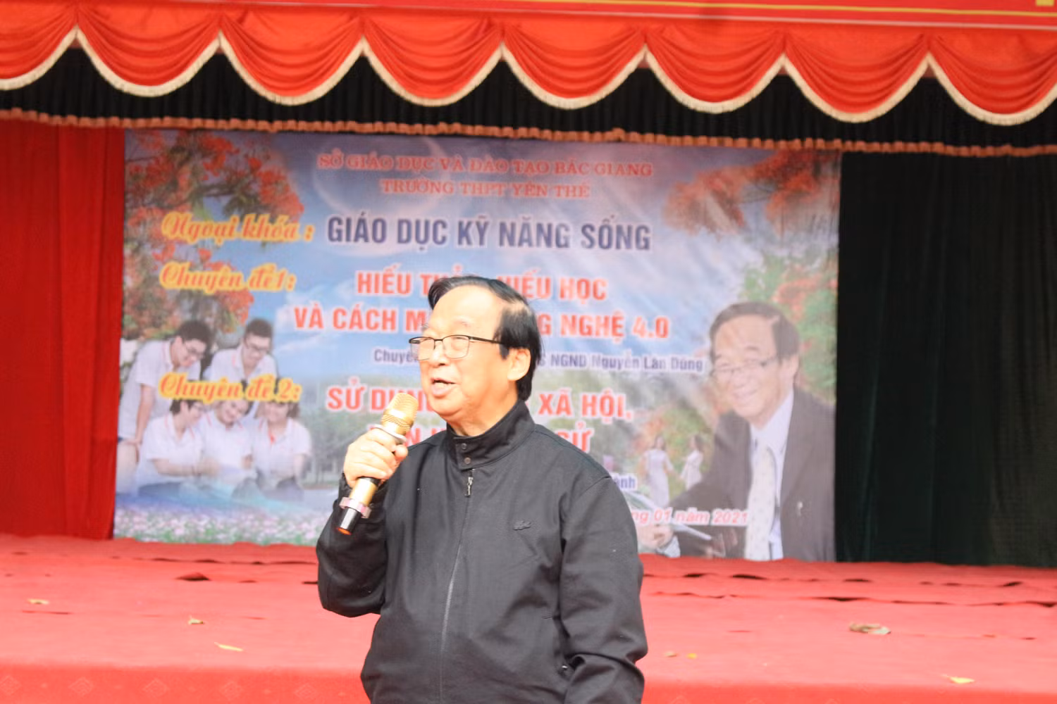 Giáo sư Nguyễn Lân Dũng trò chuyện trong buổi hội thảo (ảnh: Trung Dũng) Giáo sư Nguyễn Lân Dũng trò chuyện trong buổi hội thảo (ảnh: Trung Dũng)