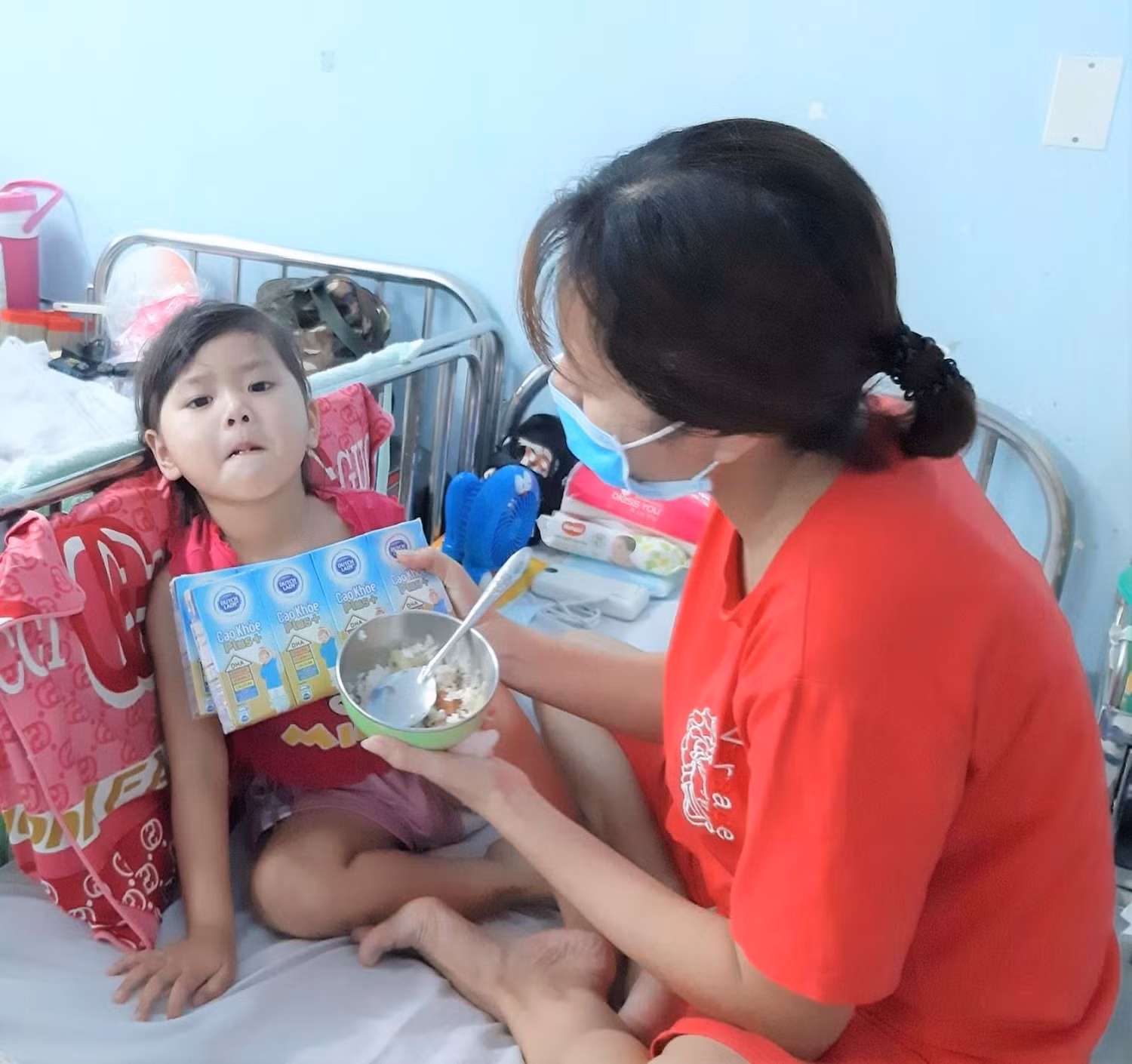 Hàng nghìn ly sữa đã đến với các thiên thần nhỏ tại Bệnh viện Nhi đồng Thành phố Hồ Chí Minh và Nhi đồng 1