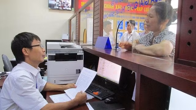 Cán bộ xã Đặng Xá (huyện Gia Lâm, thành phố Hà Nội) giải quyết thủ tục hành chính cho người dân. (Ảnh: Kinhtedothi.vn) Cán bộ xã Đặng Xá (huyện Gia Lâm, thành phố Hà Nội) giải quyết thủ tục hành chính cho người dân. (Ảnh: Kinhtedothi.vn)